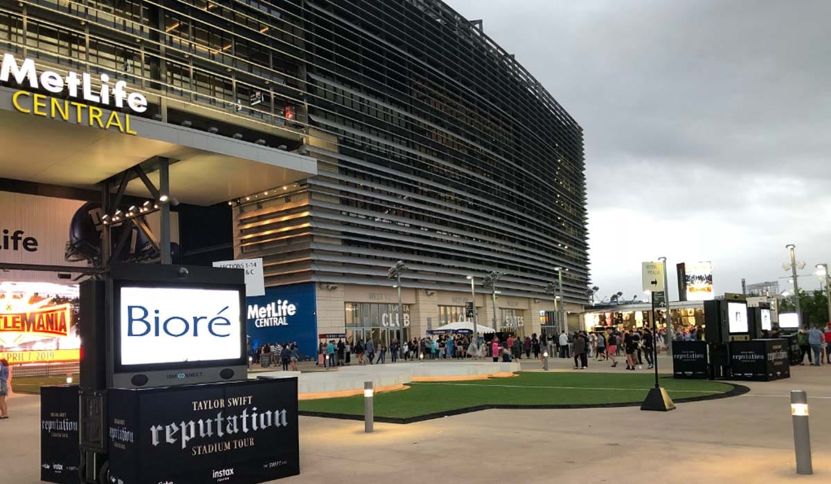 Bioré signage outside MetLife Stadium on the Reputation Stadium Tour